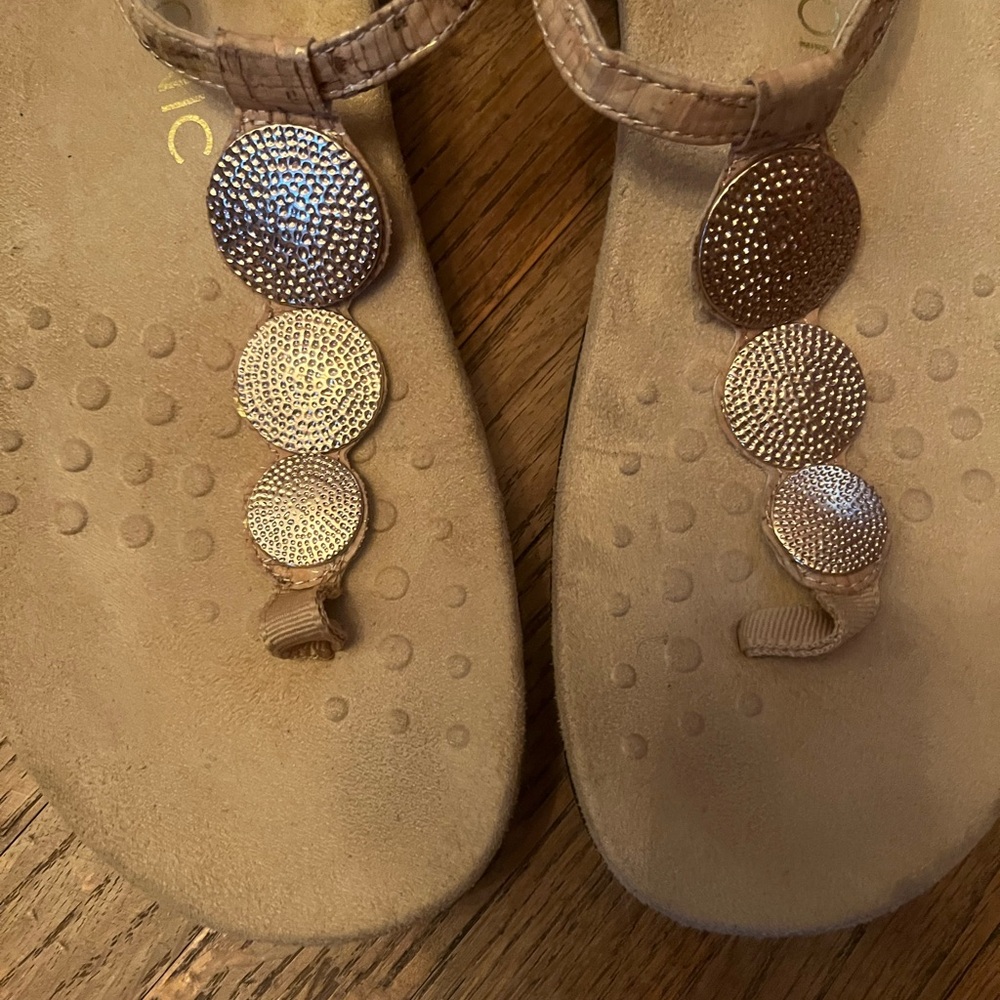 Vionic Lizbeth Women’s Gold Medallion Thong Sandals Shoes Flip Flops Size 9